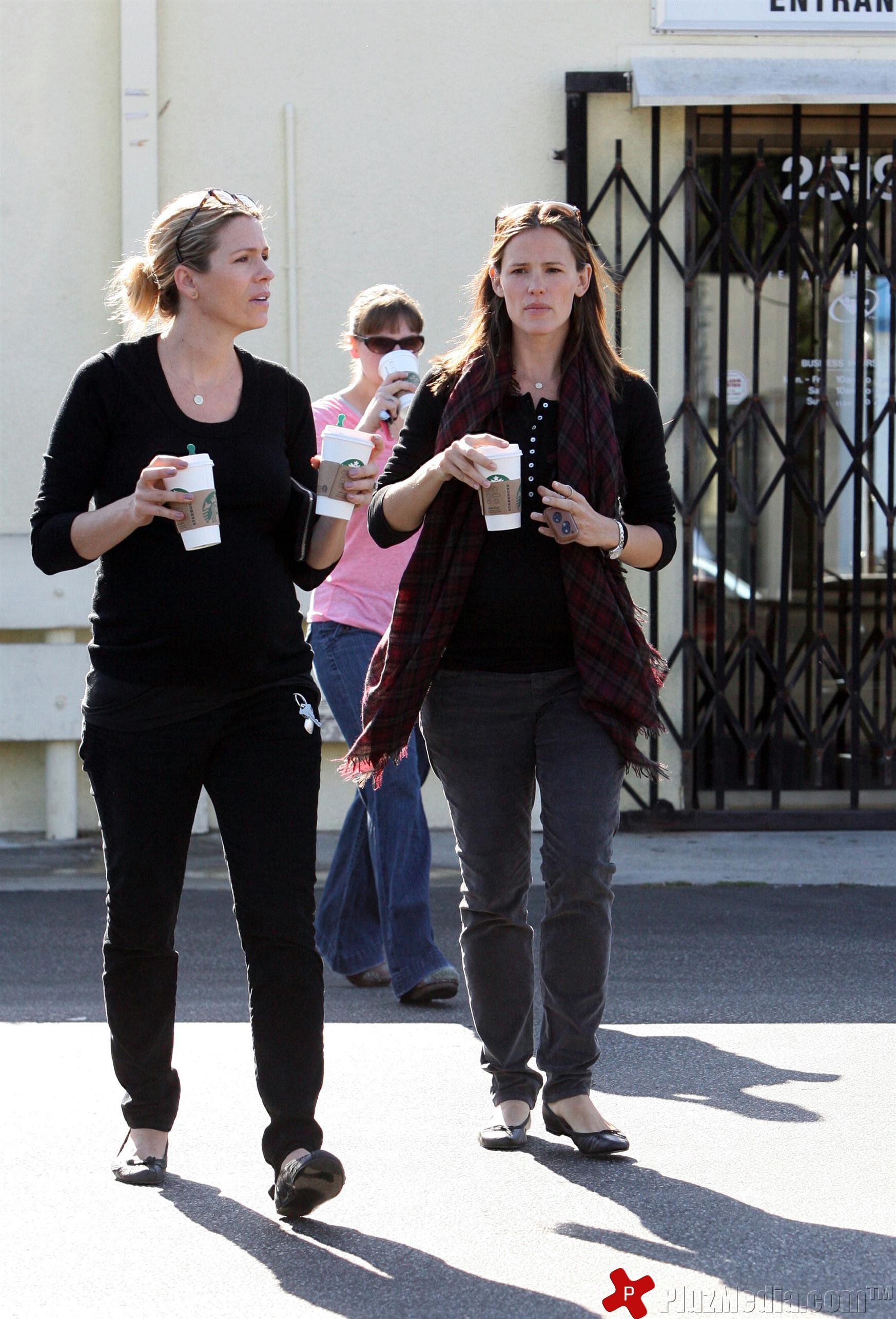 Jennifer Garner stops at Starbucks on her way to a hospital | Picture 93737